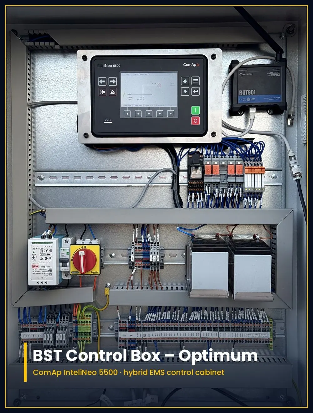 BST Control Box – Optimum: nyitott vezérlőszekrény a ComAp InteliNeo 5500 hibrid EMS vezérlővel
